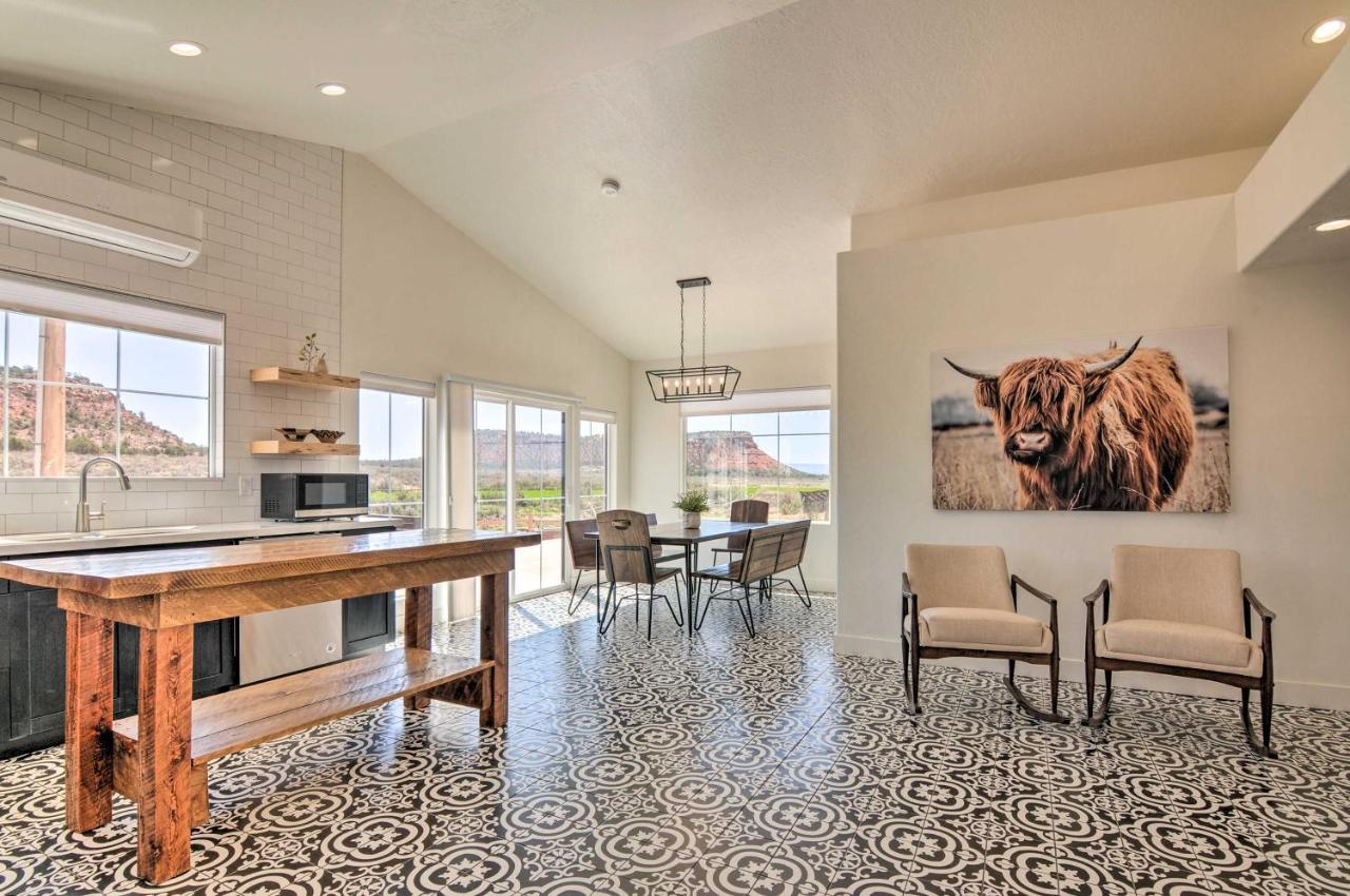 Modern Ranch House With Fire Pit And Valley Views カナブ エクステリア 写真