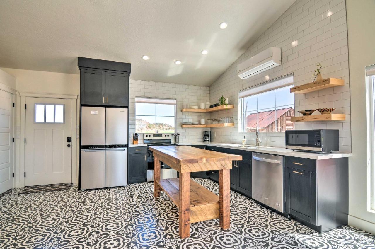 Modern Ranch House With Fire Pit And Valley Views カナブ エクステリア 写真