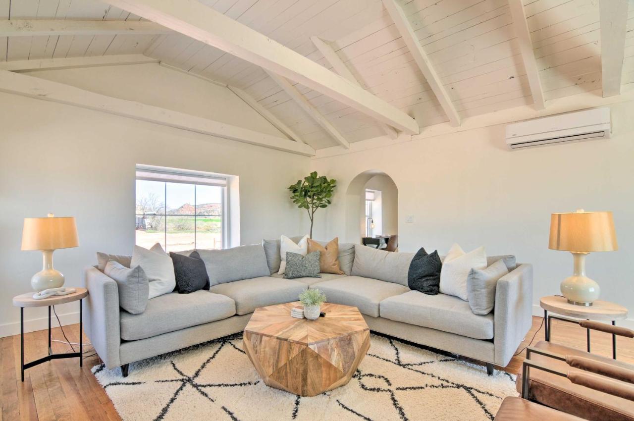 Modern Ranch House With Fire Pit And Valley Views カナブ エクステリア 写真
