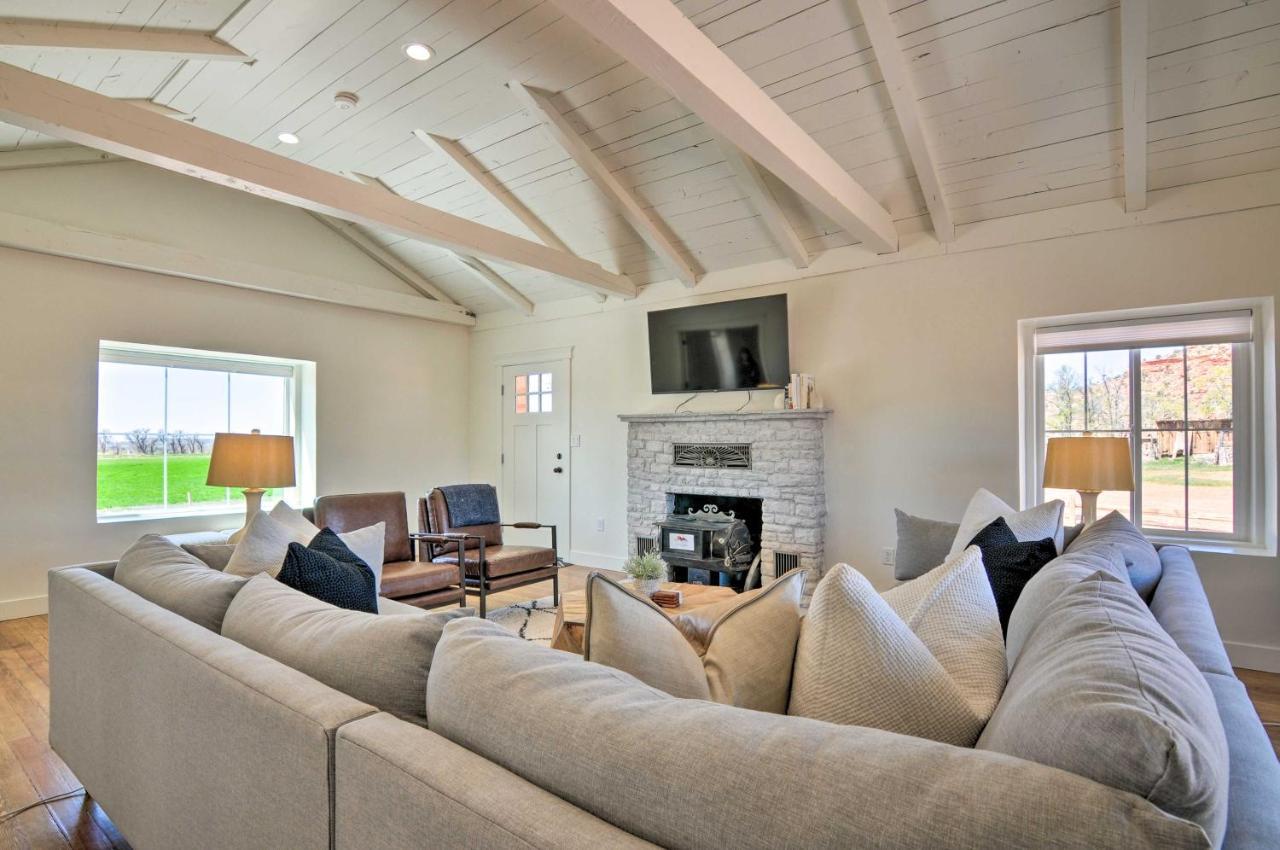 Modern Ranch House With Fire Pit And Valley Views カナブ エクステリア 写真