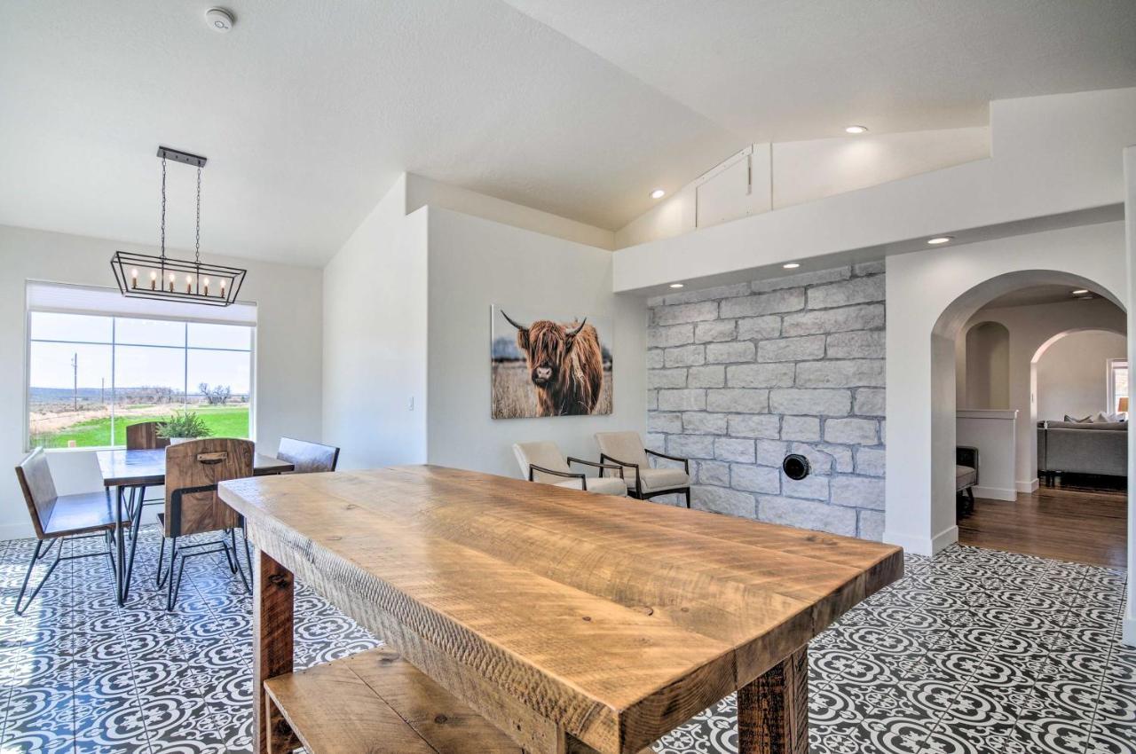 Modern Ranch House With Fire Pit And Valley Views カナブ エクステリア 写真