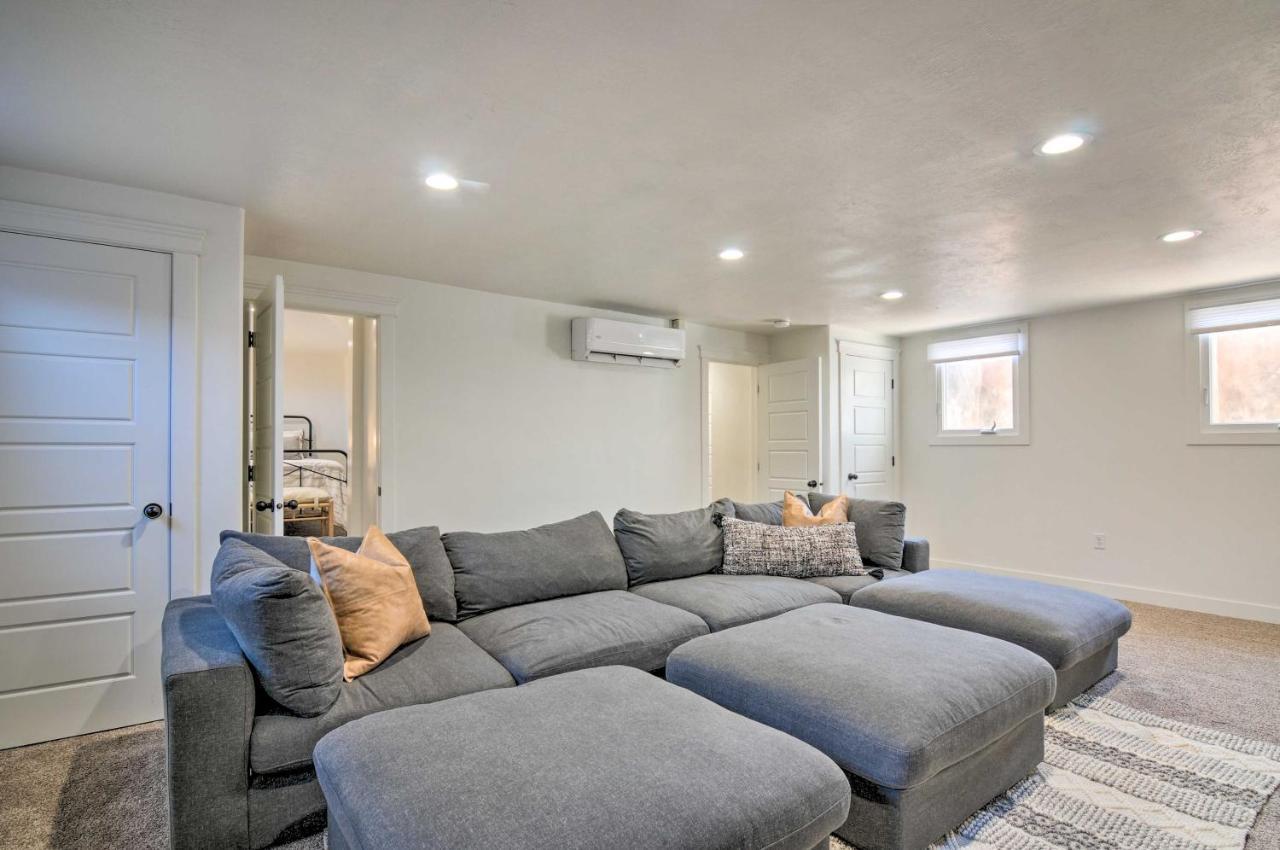 Modern Ranch House With Fire Pit And Valley Views カナブ エクステリア 写真