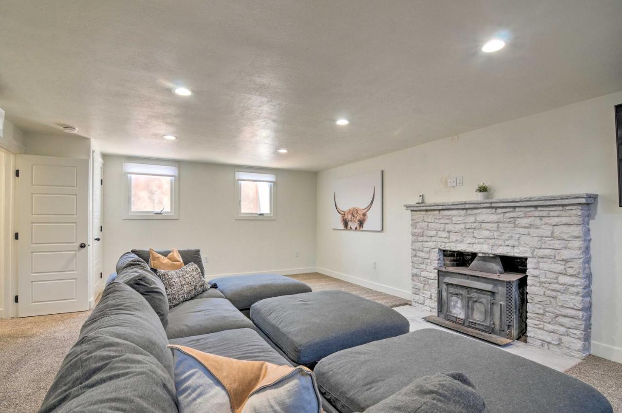 Modern Ranch House With Fire Pit And Valley Views カナブ エクステリア 写真