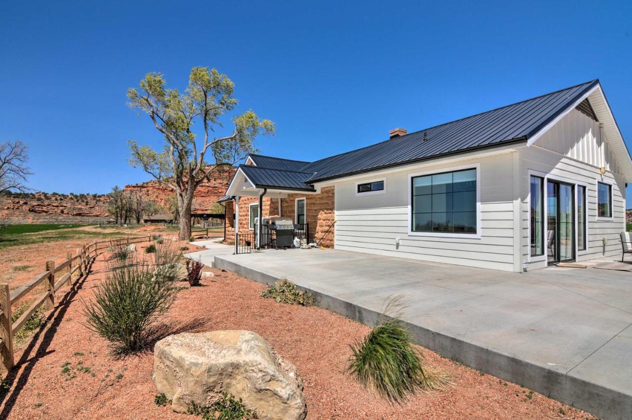 Modern Ranch House With Fire Pit And Valley Views カナブ エクステリア 写真